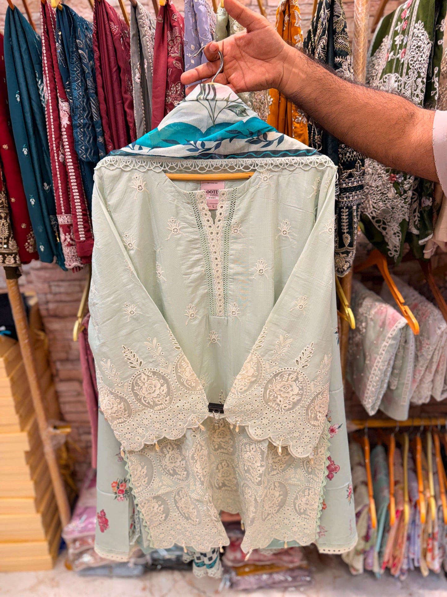 READY TO WEAR